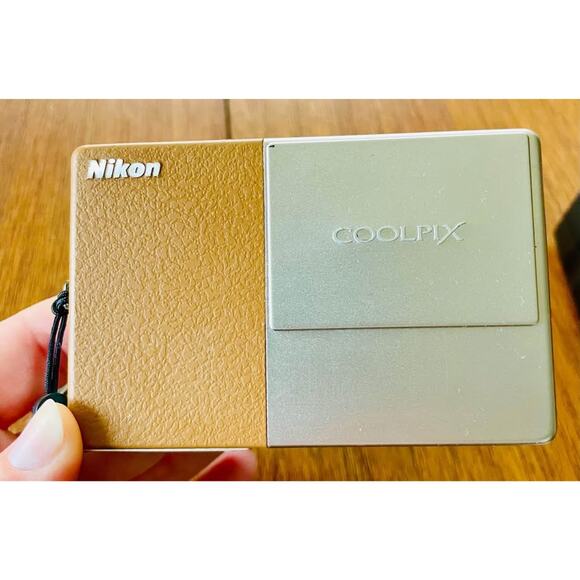 Vintage Nikon Coolpix S70 12.1 MP w card 3 Battery & Charger Excellent - Picture 2 of 8